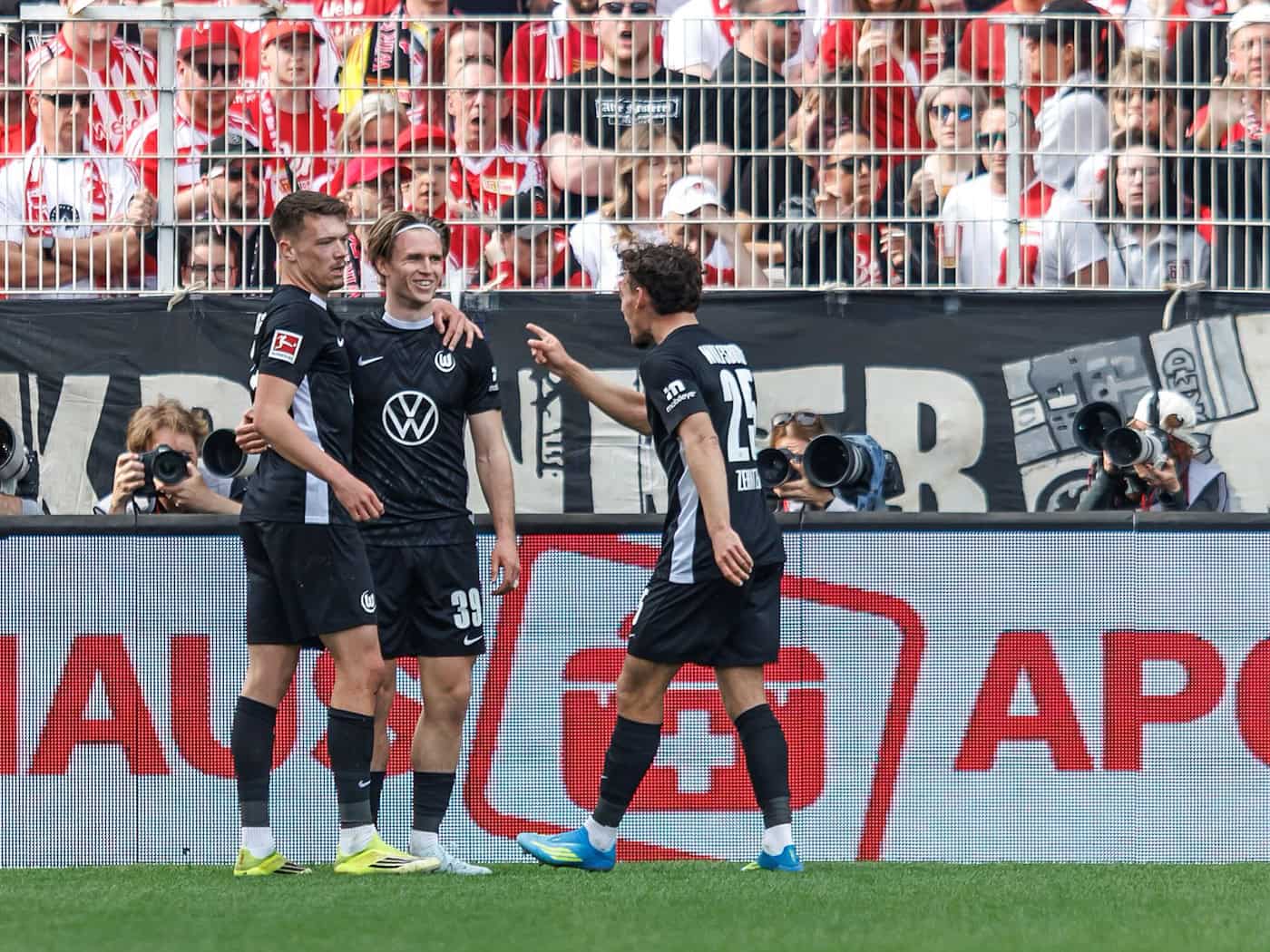 Patrick Wimmer trifft per Traumtor zum 1:0 gegen Union. / Foto: Andreas Gora/dpa