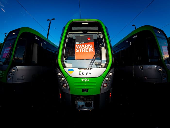 Am Montag und Dienstag stehen die Stadtbahnen in Hannover still. (Archivbild) / Foto: Moritz Frankenberg/dpa
