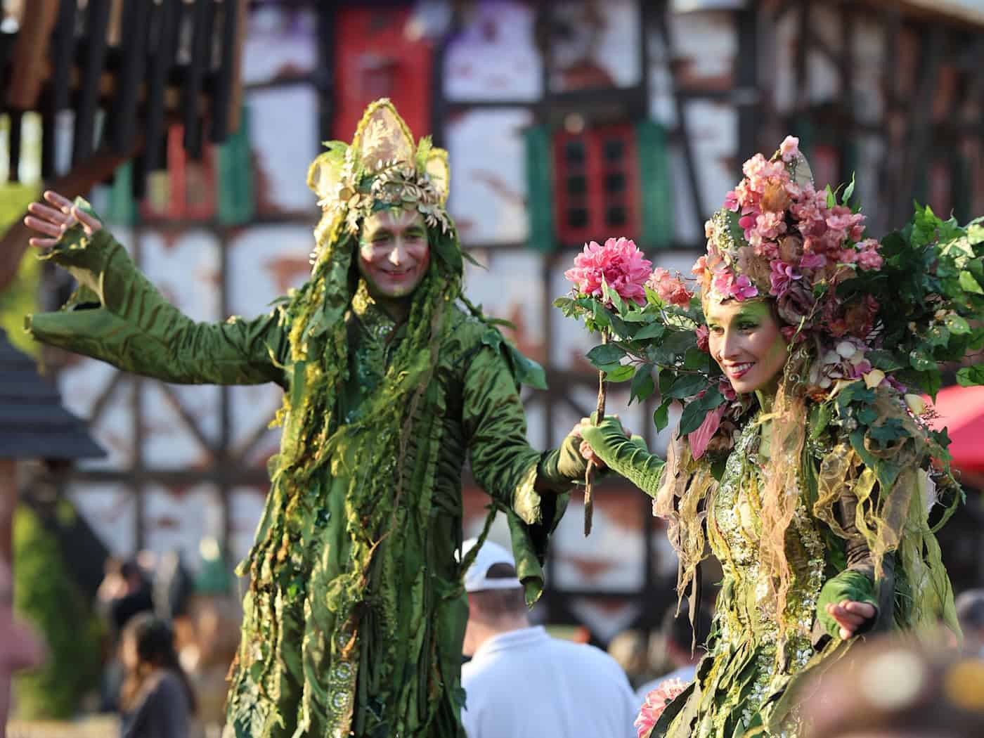 Ausgefallene Kostüme bestimmen vielerorts das Geschehen. (Archivbild) / Foto: Matthias Bein/dpa