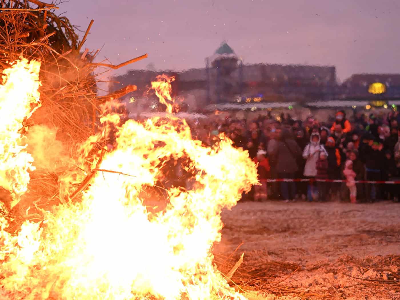 Osterfeuer am niedersächsischen Strand sollen auch an diesem Wochenende wieder zahlreiche Zuschauer anlocken. (Archivbild) / Foto: Lars Penning/dpa
