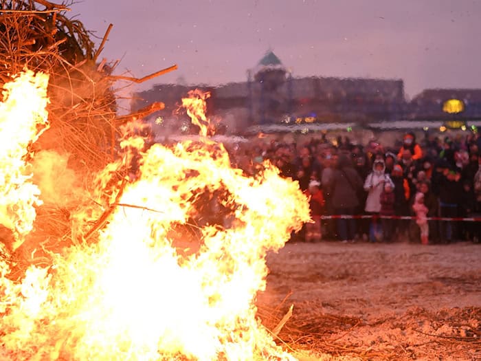 Osterfeuer am niedersächsischen Strand sollen auch an diesem Wochenende wieder zahlreiche Zuschauer anlocken. (Archivbild) / Foto: Lars Penning/dpa