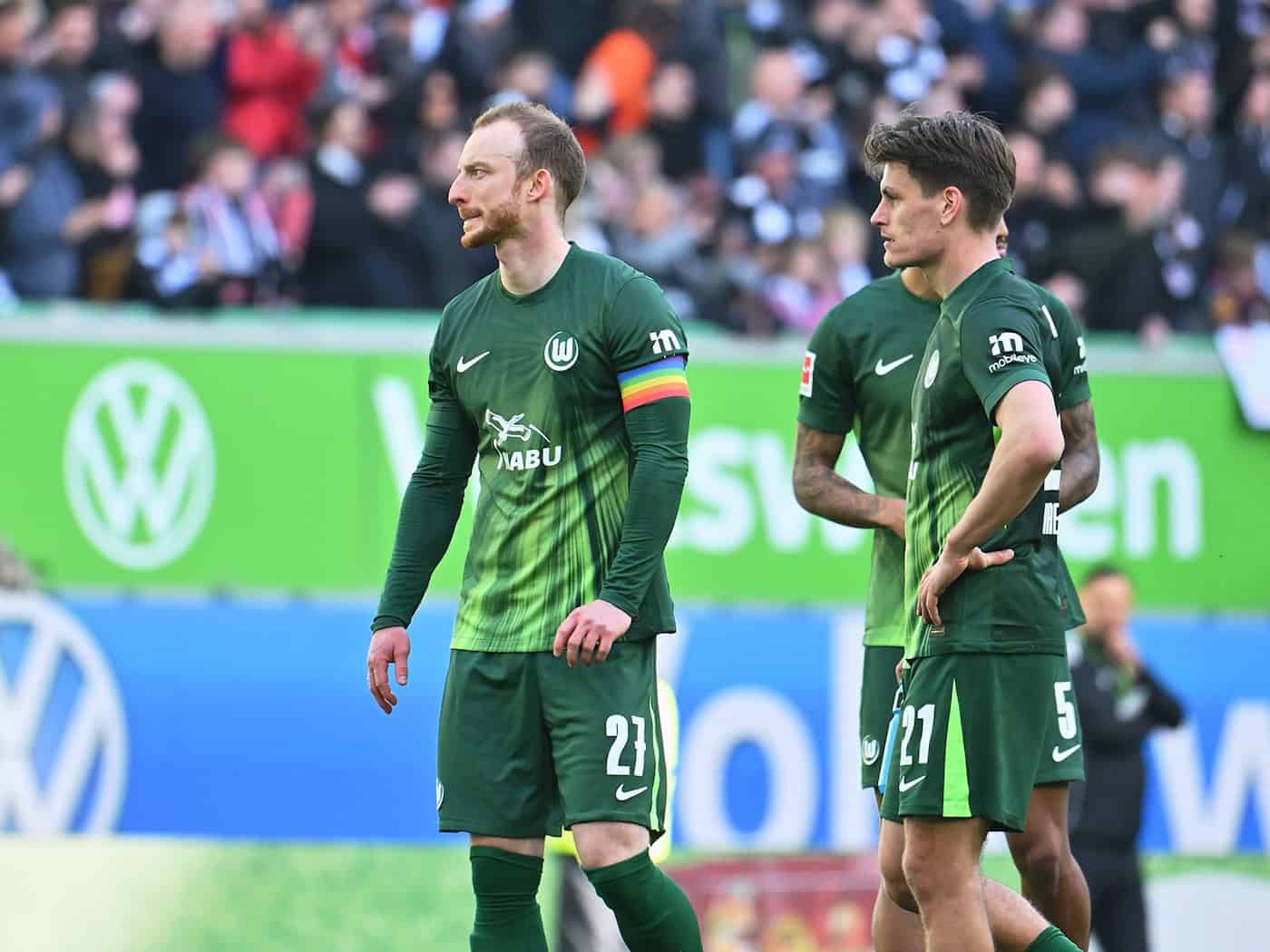 Wolfsburg muss im Abstiegskampf auf Maximilian Arnold (l) verzichten. (Archivbild)  / Foto: Swen Pförtner/dpa