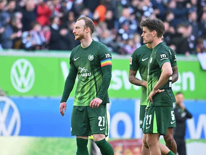 Wolfsburg muss im Abstiegskampf auf Maximilian Arnold (l) verzichten. (Archivbild)  / Foto: Swen Pförtner/dpa
