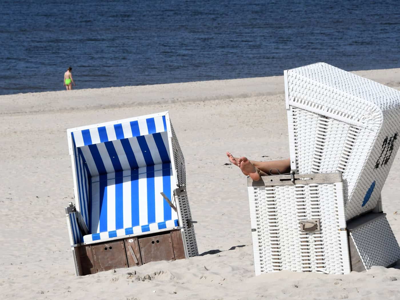 Zum Entspannen werden Strandkörbe an Nordsee und Ostsee gern genutzt. In speziellen Körben mit USB-Anschluss und Steckdose kann man mancherorts aber auch den Laptop aufklappen. (Archivbild) / Foto: Lea Sarah Albert/dpa
