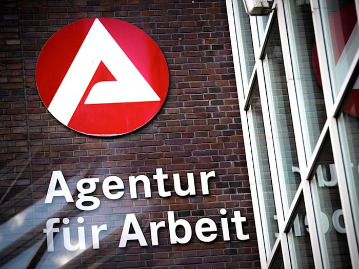 Zahl der Arbeitslosen in Niedersachsen sinkt leicht