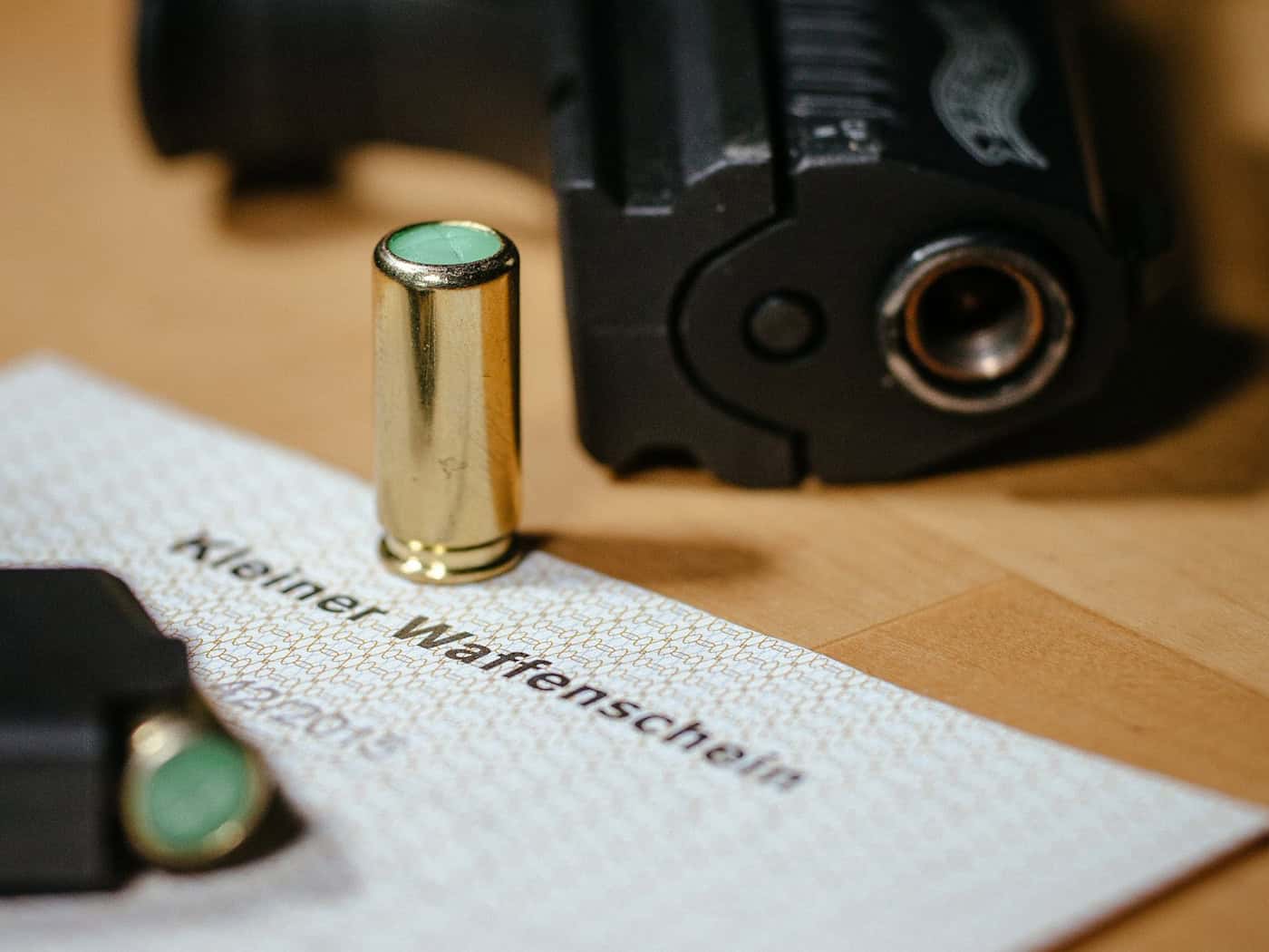 Schreckschusswaffen dürfen mit kleinem Waffenschein geführt werden – die Zahl der Erlaubnisse steigt. (Symbolbild)  / Foto: Oliver Killig/dpa-Zentralbild/dpa