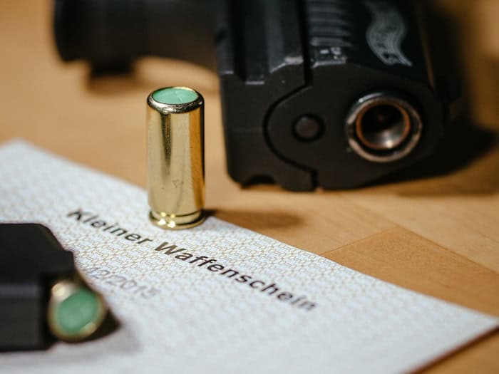 Schreckschusswaffen dürfen mit kleinem Waffenschein geführt werden – die Zahl der Erlaubnisse steigt. (Symbolbild)  / Foto: Oliver Killig/dpa-Zentralbild/dpa