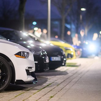 Autotuner nutzten auch in Niedersachsen den «Car-Freitag» für Treffen. (Archivbild) / Foto: Julian Stratenschulte/dpa