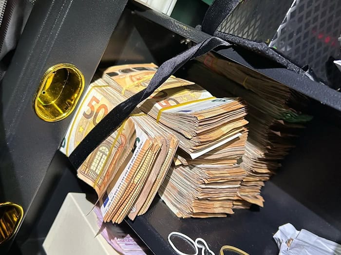 Bei einem Einsatz gegen Schwarzarbeit haben Ermittler auch größere Mengen Bargeld beschlagnahmt. / Foto: Hauptzollamt Köln/dpa