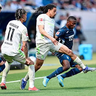 Hoffenheims Bazoumana Touré (r.) macht Druck gegen Werder.  / Foto: Uwe Anspach/dpa