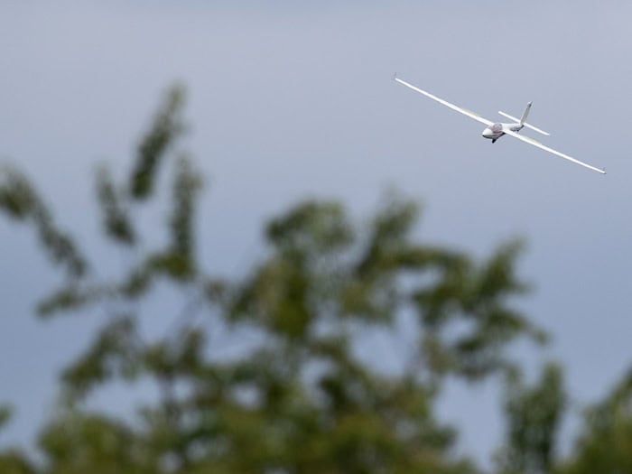 Nach dem Absturz eines Segelflugzeugs im Weserbergland ermittelt die Polizei. (Symbolbild) / Foto: Friso Gentsch/dpa