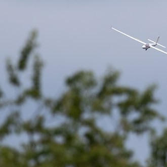 Nach dem Absturz eines Segelflugzeugs im Weserbergland ermittelt die Polizei. (Symbolbild) / Foto: Friso Gentsch/dpa