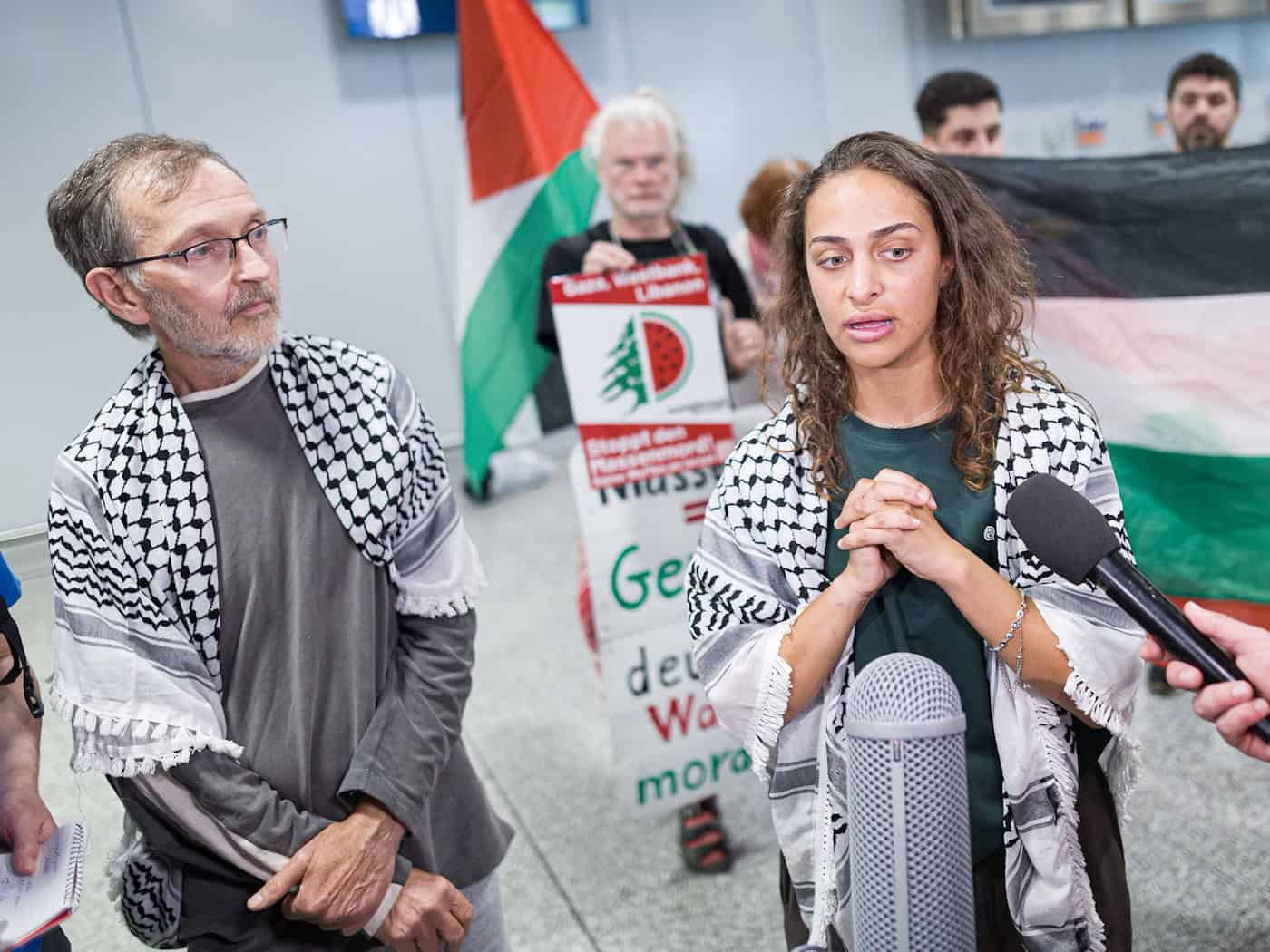 Die Aktivisten der Gaza-Hilfsflotte, Uwe Sander und Nesrin Zeaiter, kamen mit einem Flieger aus Istanbul zurück nach Deutschland.  / Foto: Moritz Frankenberg/dpa