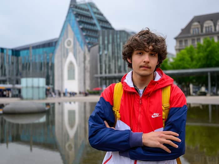 Der Student Dalyan Unland (20) wehrt sich zusammen mit einem befreundeten Anwalt gegen Hasskommentare im Netz.  / Foto: Hendrik Schmidt/dpa