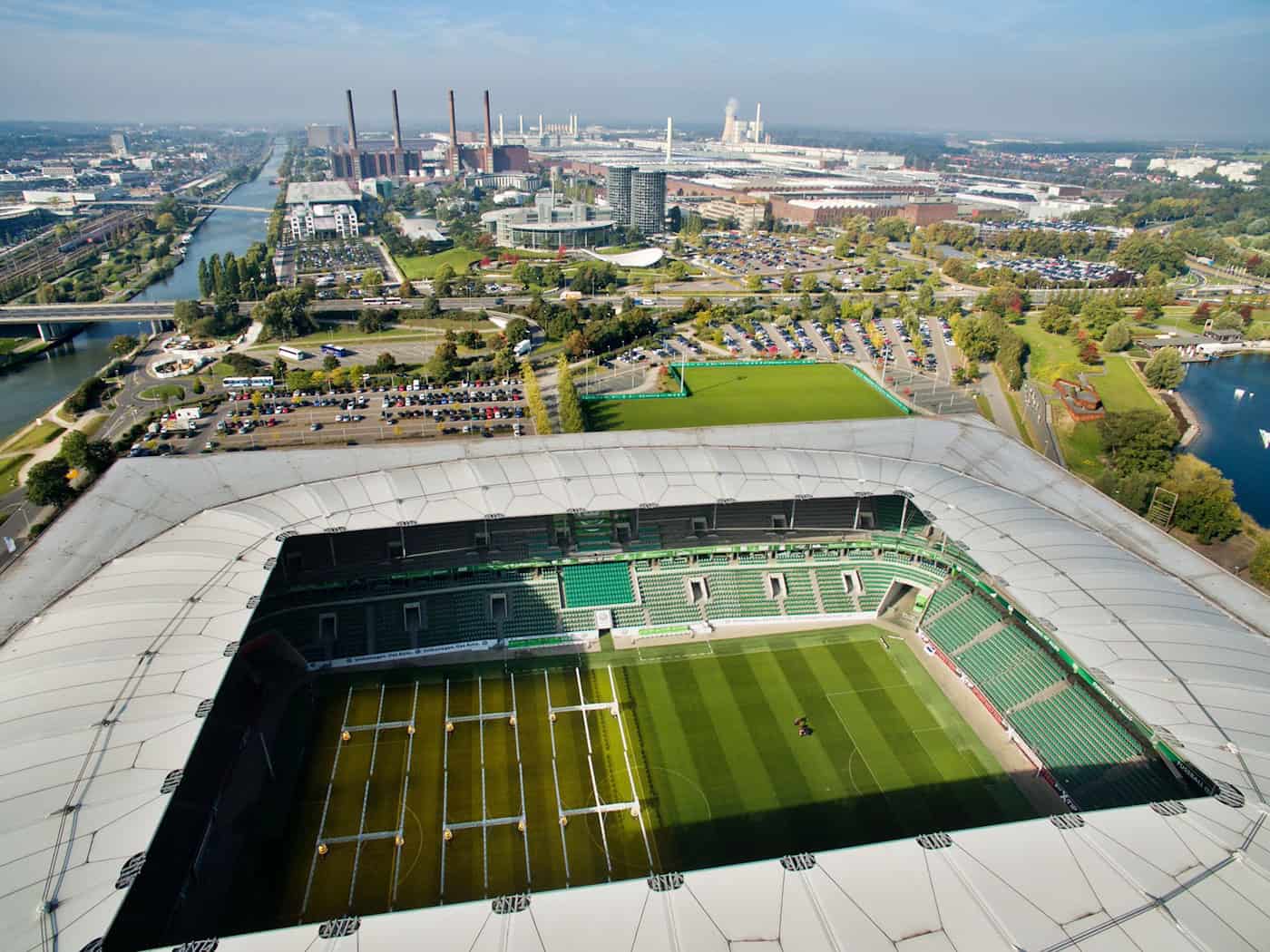 Die VW-Stadt Wolfsburg: im Vordergrund die Volkswagen-Arena, dahinter das Volkswagen-Werk. / Foto: picture alliance / dpa