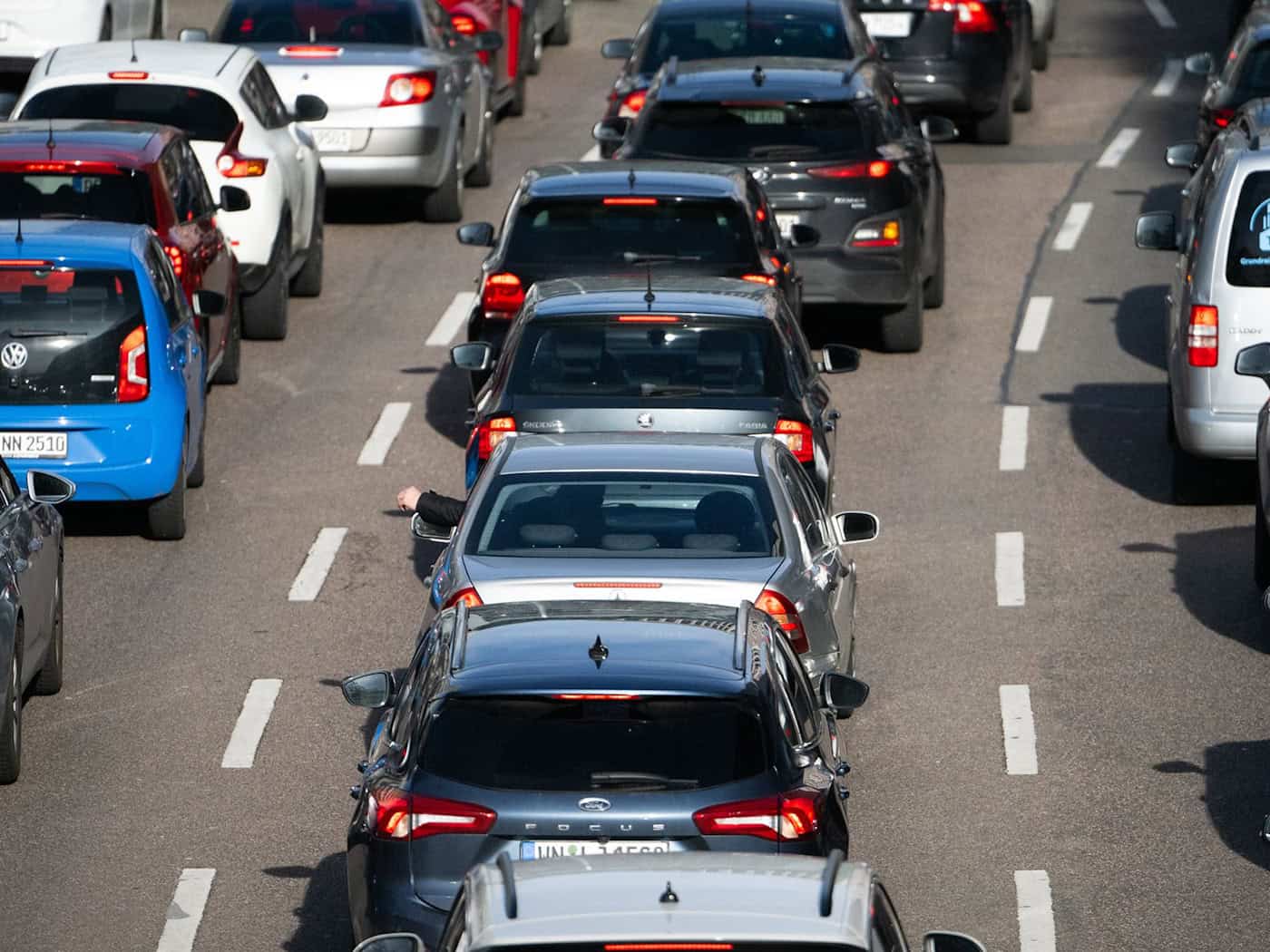 An Pfingsten gibt es traditionell viele Staus. (Symbolbild) / Foto: Marijan Murat/dpa