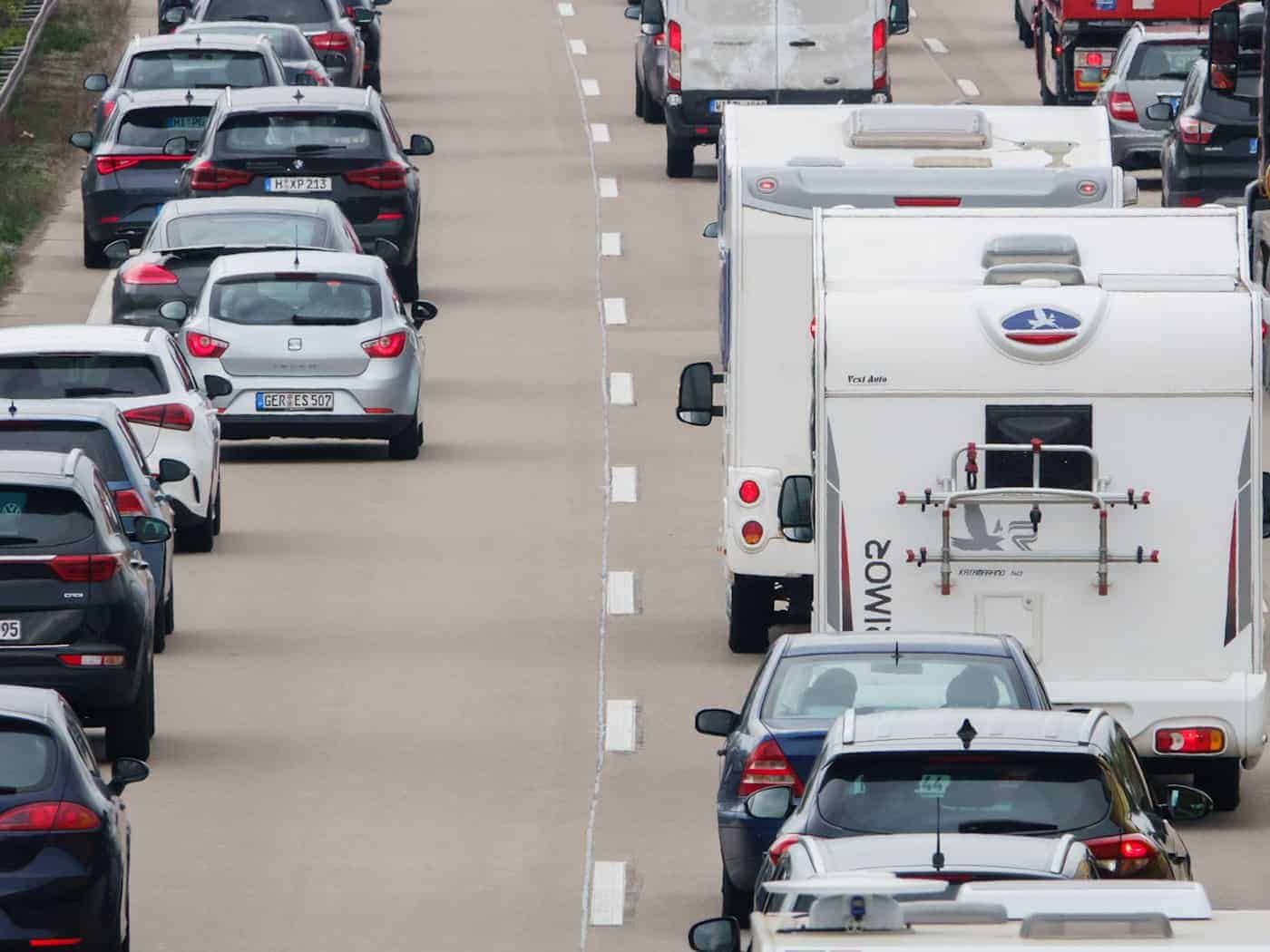Am kommenden Wochenende wird es wegen des Feiertags wieder voll auf den Autobahnen. (Archivbild) / Foto: Mia Bucher/dpa