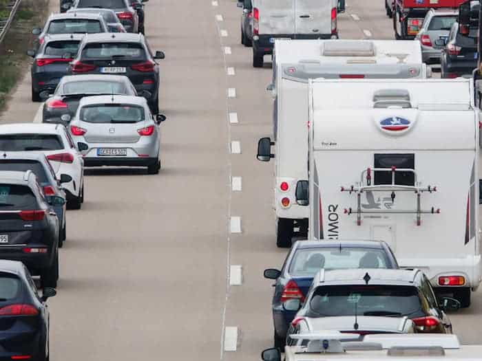 Am kommenden Wochenende wird es wegen des Feiertags wieder voll auf den Autobahnen. (Archivbild) / Foto: Mia Bucher/dpa