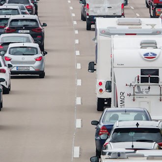 Am kommenden Wochenende wird es wegen des Feiertags wieder voll auf den Autobahnen. (Archivbild) / Foto: Mia Bucher/dpa