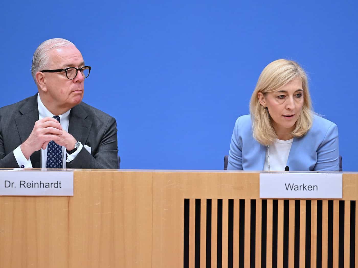 Ärztepräsident Reinhardt begrüßt Ministerin Warken beim Ärztetag - mit Kritik? (Archivbild) / Foto: Soeren Stache/dpa