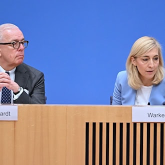 Ärztepräsident Reinhardt begrüßt Ministerin Warken beim Ärztetag - mit Kritik? (Archivbild) / Foto: Soeren Stache/dpa