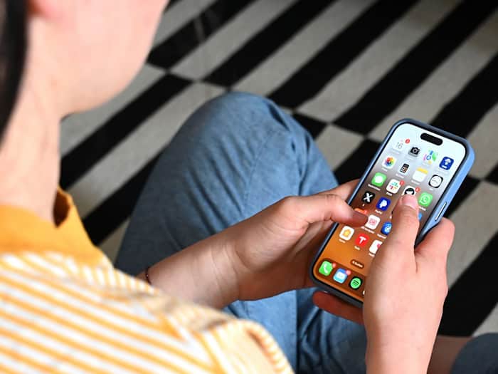 Der Ärztetag warnt vor gesundheitlichen Risiken durch exzessive Nutzung von Smartphones und sozialen Medien bei Kindern. (Symbolbild) / Foto: Elisa Schu/dpa