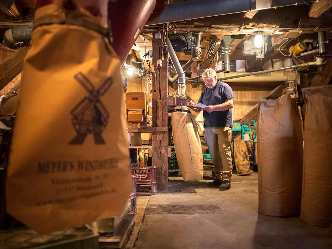 Müller Eckhard Meyer betreibt in Bardowick das Mahlen noch als Handwerkskunst. / Foto: Sina Schuldt/dpa