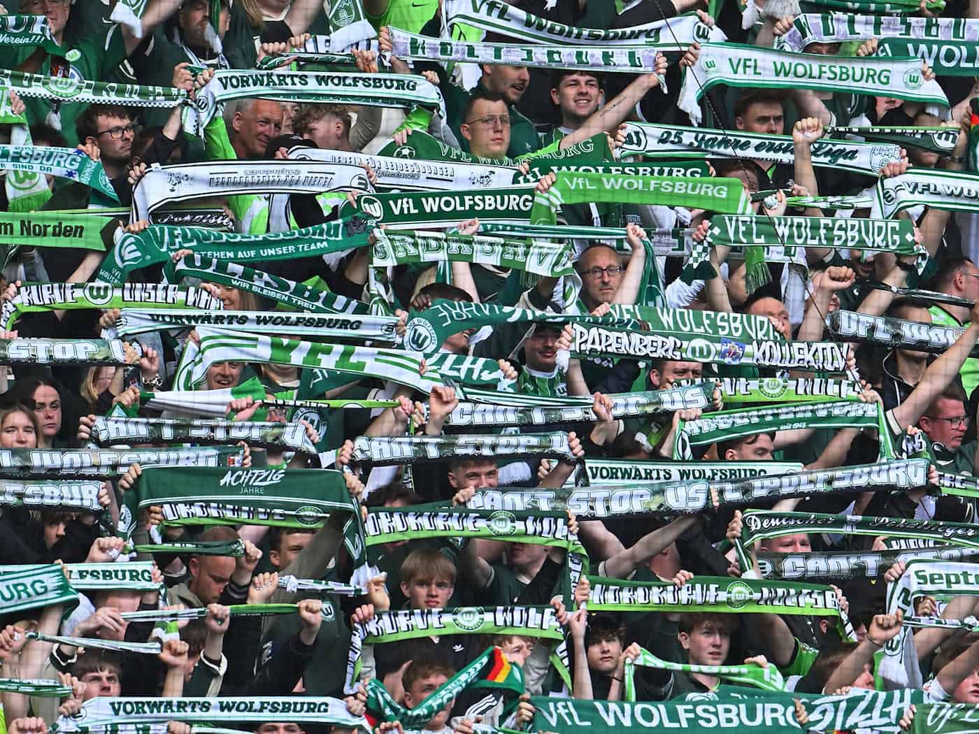 Angriff auf Wolfsburg-Anhänger nach dem Spiel gegen Bayern.  / Foto: Swen Pförtner/dpa
