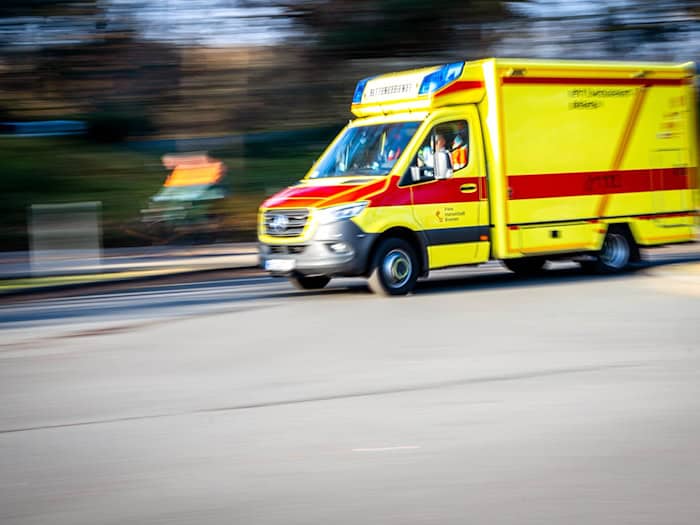 Vier Menschen mussten laut Polizei zur Behandlung ins Krankenhaus. (Symbolbild) / Foto: Sina Schuldt/dpa