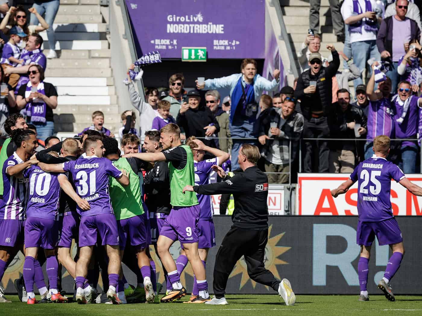 Der VfL Osnabrück feiert mit seinen Fans. / Foto: David Ebener/dpa