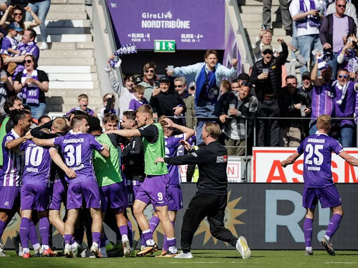 Der VfL Osnabrück feiert mit seinen Fans. / Foto: David Ebener/dpa