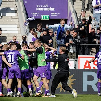 Der VfL Osnabrück feiert mit seinen Fans. / Foto: David Ebener/dpa