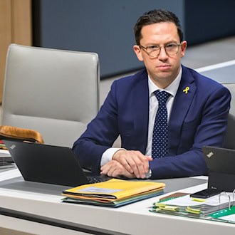 Niedersachsens Wissenschaftsminister Falko Mohrs (SPD) fordert die Bundesregierung auf, an der Bafög-Novelle festzuhalten. (Archivbild) / Foto: Julian Stratenschulte/dpa