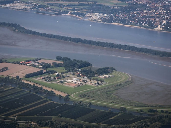 Die Justizvollzugsanstalt Hahnöfersand liegt auf einer Insel in der Elbe. (Archivbild) / Foto: Christian Charisius/dpa
