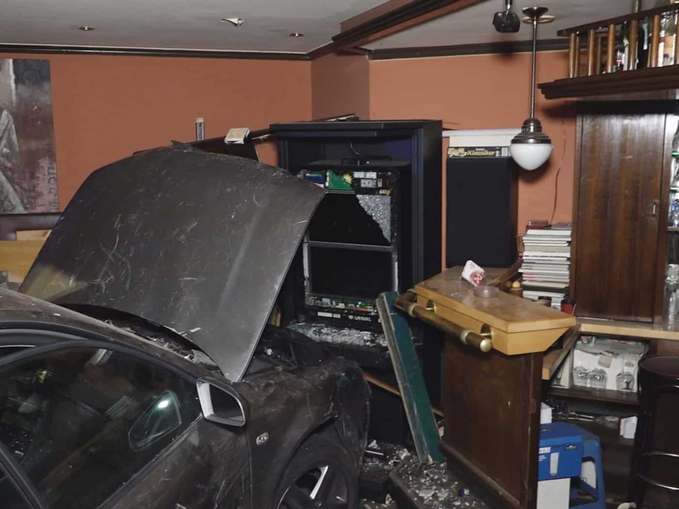 Das Auto kam direkt vor dem Tresen zum Stehen.  / Foto: -/Nord-West-Media TV /dpa