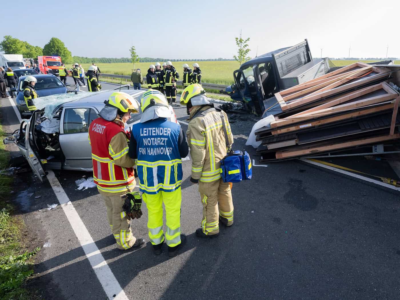Bei einem Frontalzusammenstoß zweier Autos nahe Pattensen werden sechs Menschen verletzt,  fünf davon schwer. / Foto: Julian Stratenschulte/dpa