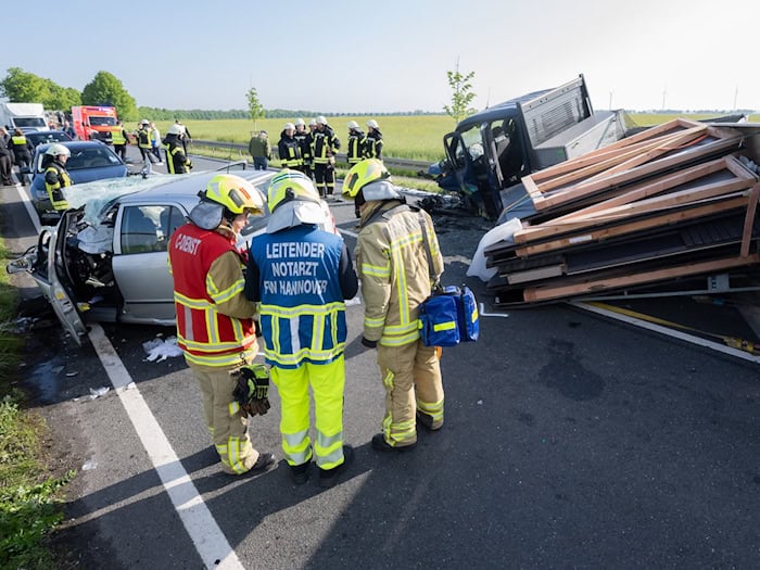 Bei einem Frontalzusammenstoß zweier Autos nahe Pattensen werden sechs Menschen verletzt,  fünf davon schwer. / Foto: Julian Stratenschulte/dpa