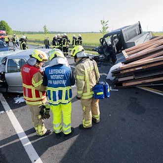 Bei einem Frontalzusammenstoß zweier Autos nahe Pattensen werden sechs Menschen verletzt,  fünf davon schwer. / Foto: Julian Stratenschulte/dpa