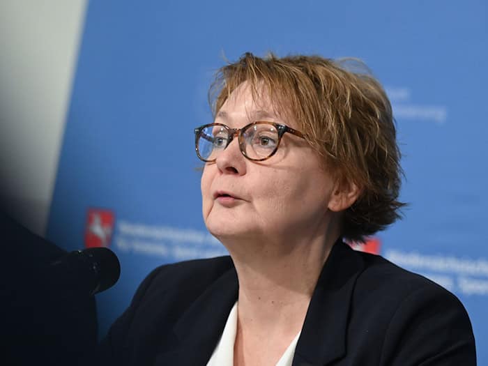 Niedersachsens Innenministerin Daniela Behrens fordert beim geplanten Milliardenprogramm für den Zivilschutz mehr Abstimmung mit den Ländern. (Archivbild) / Foto: Julian Stratenschulte/dpa