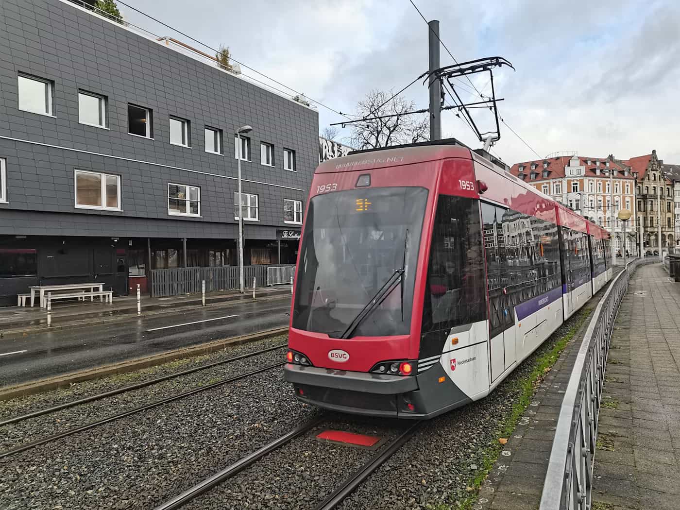 Nach Krawall in einer Braunschweiger Tram kam ein 45-Jähriger in Gewahrsam. (Symbolbild)  / Foto: Christian Brahmann/dpa