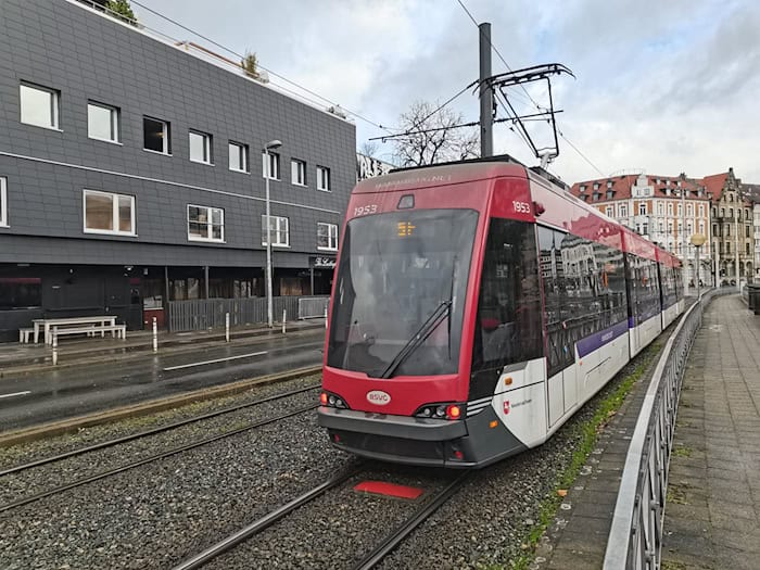 Nach Krawall in einer Braunschweiger Tram kam ein 45-Jähriger in Gewahrsam. (Symbolbild)  / Foto: Christian Brahmann/dpa