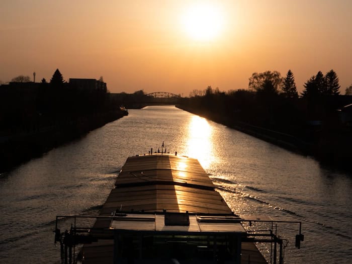 Auf dem Mittellandkanal kam es zu einem Unfall an einer Brücke. (Archivbild) / Foto: David Hutzler/dpa