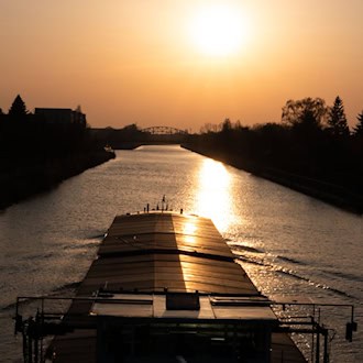 Auf dem Mittellandkanal kam es zu einem Unfall an einer Brücke. (Archivbild) / Foto: David Hutzler/dpa