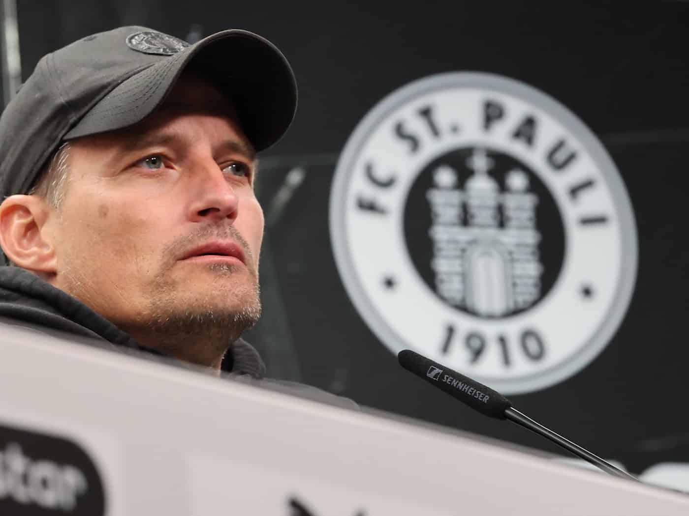 Niedergeschlagen, erschöpft, nachdenklich: FC St. Paulis Trainer Alexander Blessin nach dem Abstieg.  / Foto: Christian Charisius/dpa