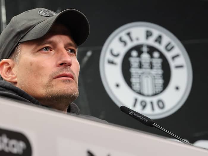 Niedergeschlagen, erschöpft, nachdenklich: FC St. Paulis Trainer Alexander Blessin nach dem Abstieg.  / Foto: Christian Charisius/dpa
