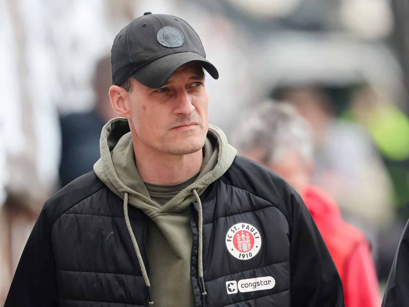 Ist als Krisenmanager gefordert: St. Paulis Trainer Alexander Blessin. (Archivbild) / Foto: Frank Molter/dpa