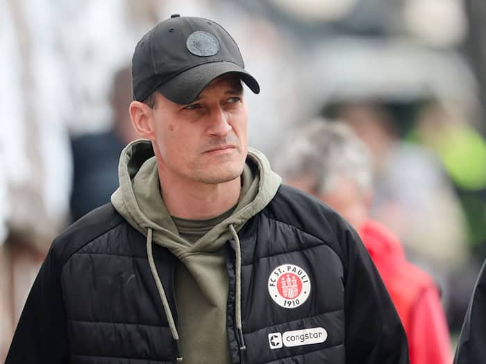 Ist als Krisenmanager gefordert: St. Paulis Trainer Alexander Blessin. (Archivbild) / Foto: Frank Molter/dpa