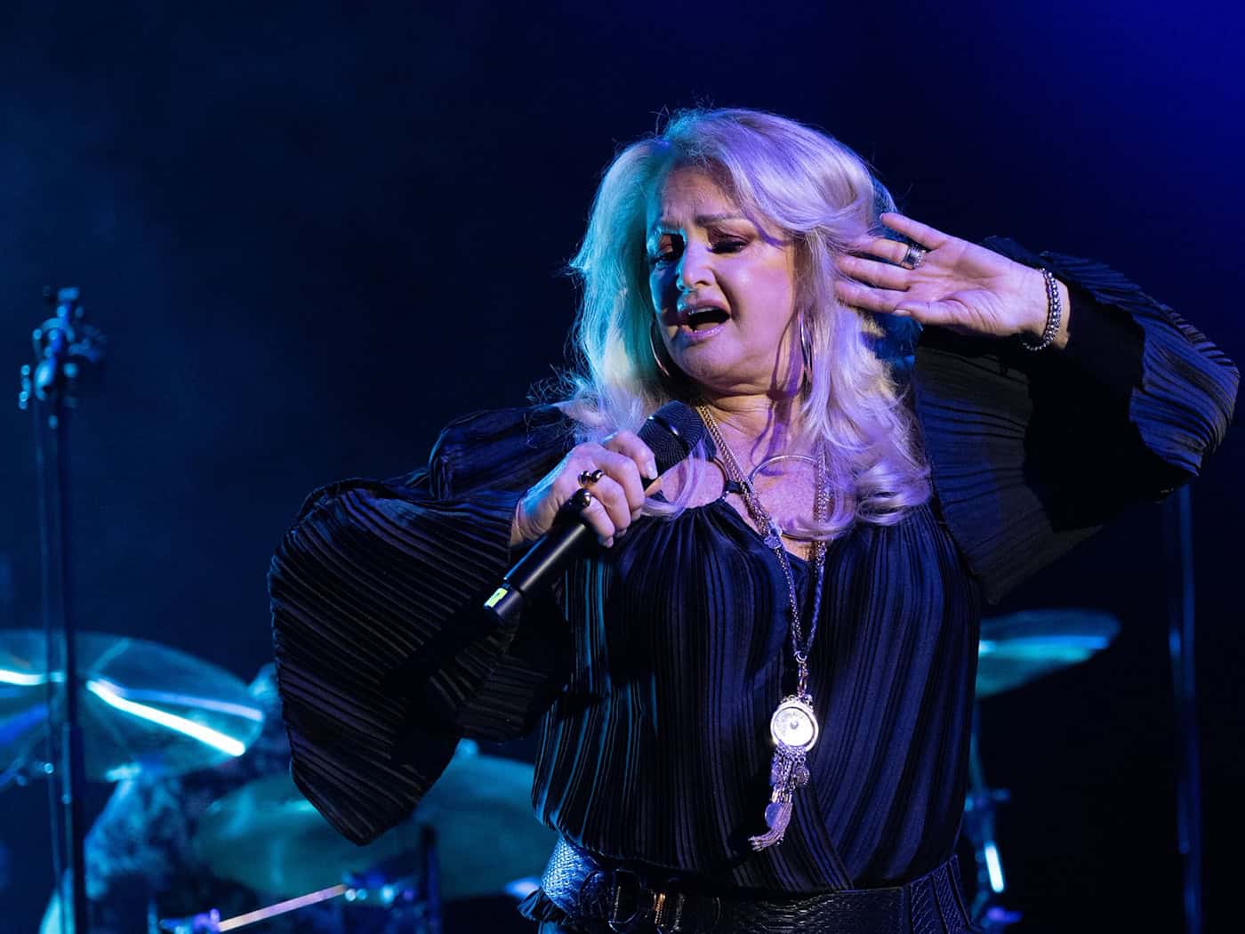 Sängerin Bonnie Tyler wird aktuell im Krankenhaus behandelt – ihr Management zeigt sich hoffnungsvoll, dass sie wieder gesund wird. (Archivbild) / Foto: Sebastian Gollnow/dpa