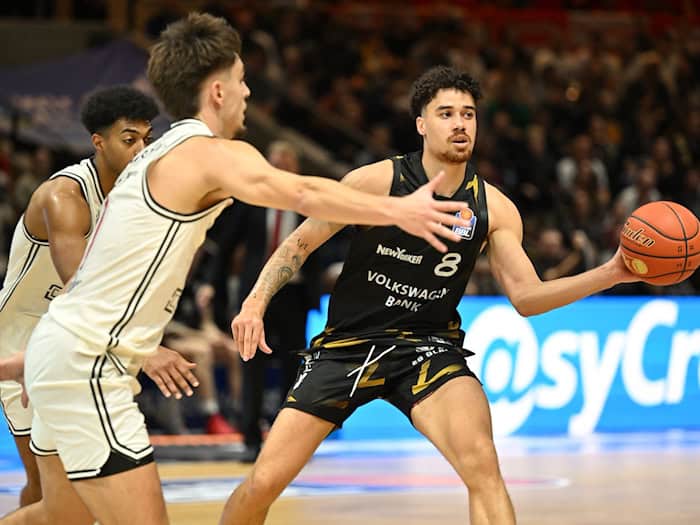 Joshua Obiesie und die Basketball Löwen Braunschweig steigen aus der Bundesliga ab. (Archivbild) / Foto: Swen Pförtner/dpa