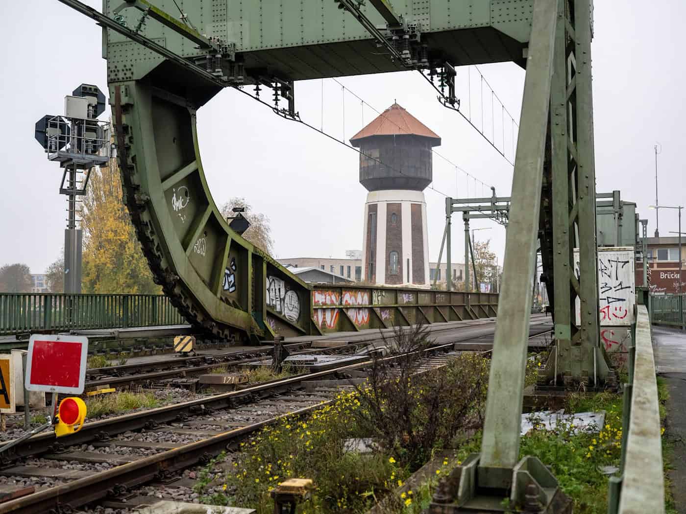 Die Eisenbahn-Klappbrücke über die Hunte in Oldenburg gilt als Nadelöhr für den Bahnverkehr im Nordwesten. (Archivbild) / Foto: Sina Schuldt/dpa